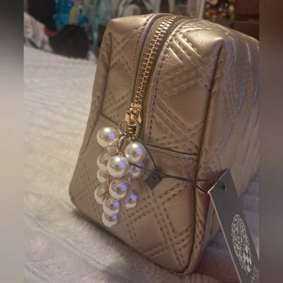 NWT Vince Camuto Champagne Quilted Cosmetic Case With Pearl Zipper Pull - Picture 4 of 8
